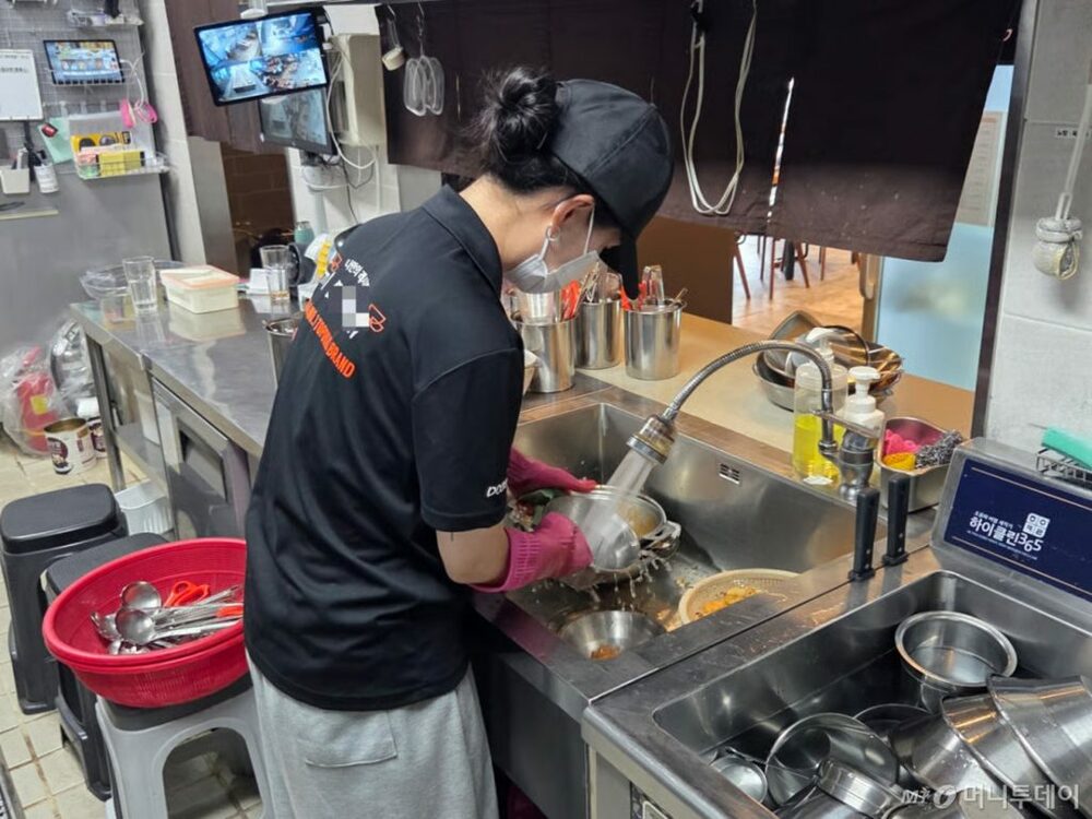 韓国の若者に広がる「Nジョブ」…早朝はダイソー、昼は飲食店、夜はデザイン　写真枚　国際ニュース：AFPBB News