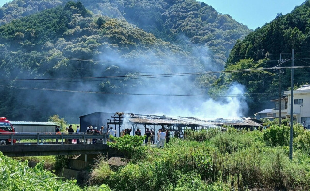収穫した稲の乾燥作業中に火災 倉庫が全焼し消火活動の住民ら2人軽傷 愛媛・宇和島市(あいテレビ)|dメニューニュース(NTTドコモ) 収穫した稲の乾燥作業中に火災 倉庫が全焼し消火活動の住民ら2人軽傷 愛媛・宇和島市