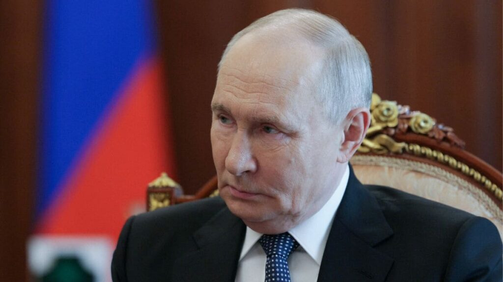 ロシアを絞り上げるウクライナのドローン攻撃、たまらず企業接収に動くプーチン、その時機に電撃訪露したCIA長官(1/5) | JBpress (ジェイビープレス) ロシアを絞り上げるウクライナのドローン攻撃、たまらず企業接収に動くプーチン、その時機に電撃訪露したCIA長官(1/5) | JBpress (ジェイビープレス)