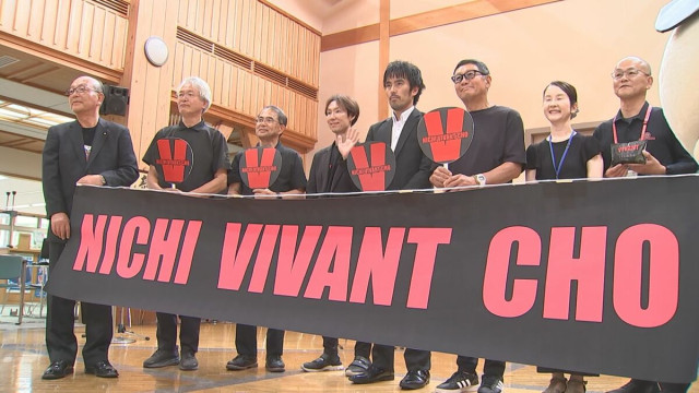 人気の町中華「からあげ定食」の塩と漬物が「VIVANT」の「V」になっていた　ドラマに登場した鳥取県「日南町」が「NICHI VIVANT CHO」名乗る　期間限定の町おこし