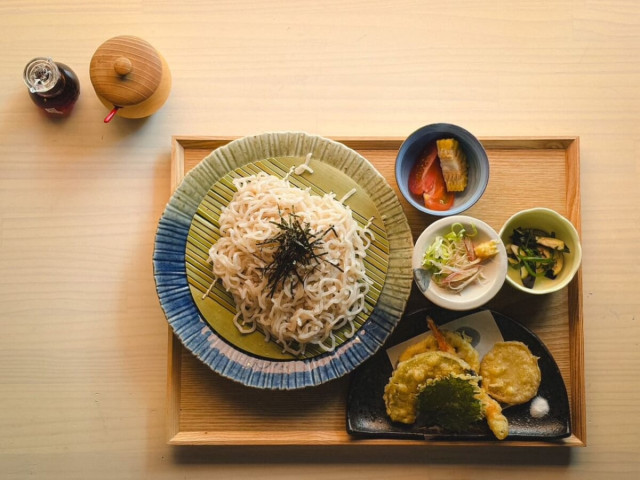 もちもち食感と至高ののどごし!愛知県産小麦×あご出汁の「生ひやむぎ専門店 穂の間」オープン(TABIZINE)|dメニューニュース(NTTドコモ) もちもち食感と至高ののどごし!愛知県産小麦×あご出汁の「生ひやむぎ専門店 穂の間」オープン