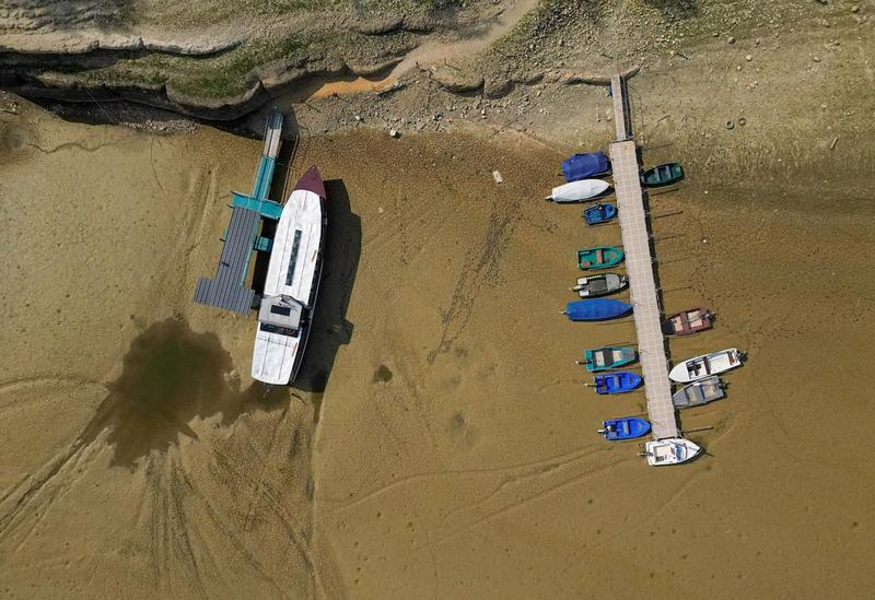 スイスとフランスの国境にあるブルネ湖の湖底に取り残されたボート。 