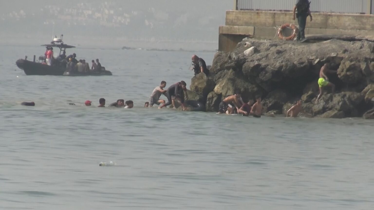 海泳ぎ防波堤を上る人も…北アフリカのスペイン領セウタにモロッコからの移民流入 24時間で約4万9000人とスペイン内務省(TBS NEWS DIG Powered by JNN) 海泳ぎ防波堤を上る人も…北アフリカのスペイン領セウタにモロッコからの移民流入 24時間で約4万9000人とスペイン内務省(TBS NEWS DIG Powered by JNN)