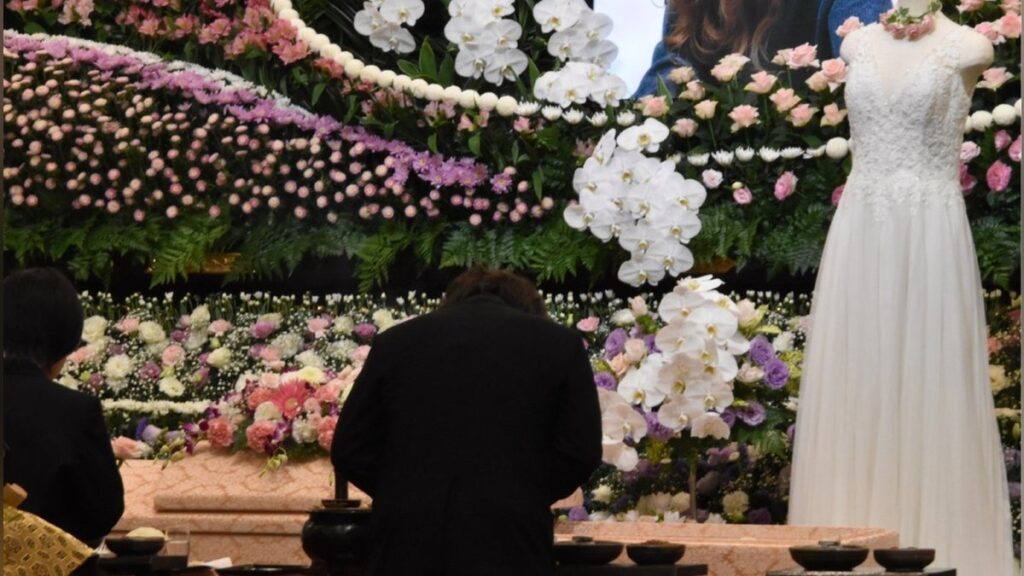 イオンモール爆発で犠牲となった妻、告別式にウェディングドレス飾った夫「生前に着させてあげたかった」 – 読売新聞 イオンモール爆発で犠牲となった妻、告別式にウェディングドレス飾った夫「生前に着させてあげたかった」 - 読売新聞