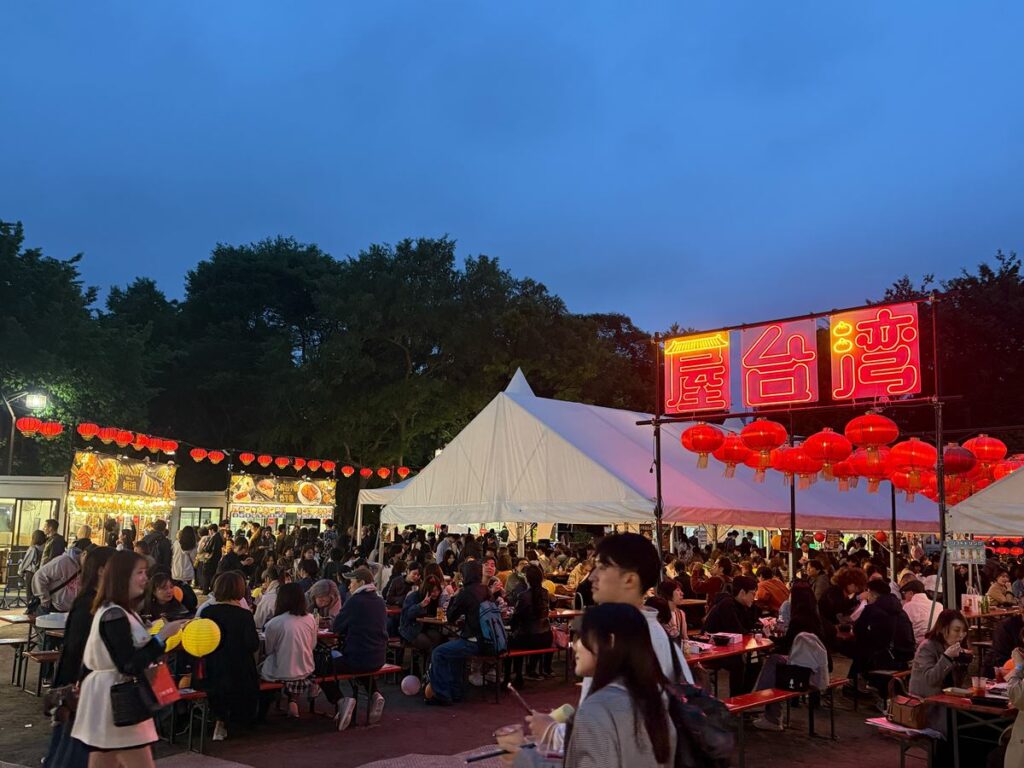 【初開催】日比谷公園で「屋台湾フェス2026」9月3日~6日開催!幻想的なスカイランタンを楽しみながら、熱々の大雞排とひんやり台湾かき氷で至福のひととき | 旅とおでかけ 鉄道チャンネル 夜台湾フェスイベント
