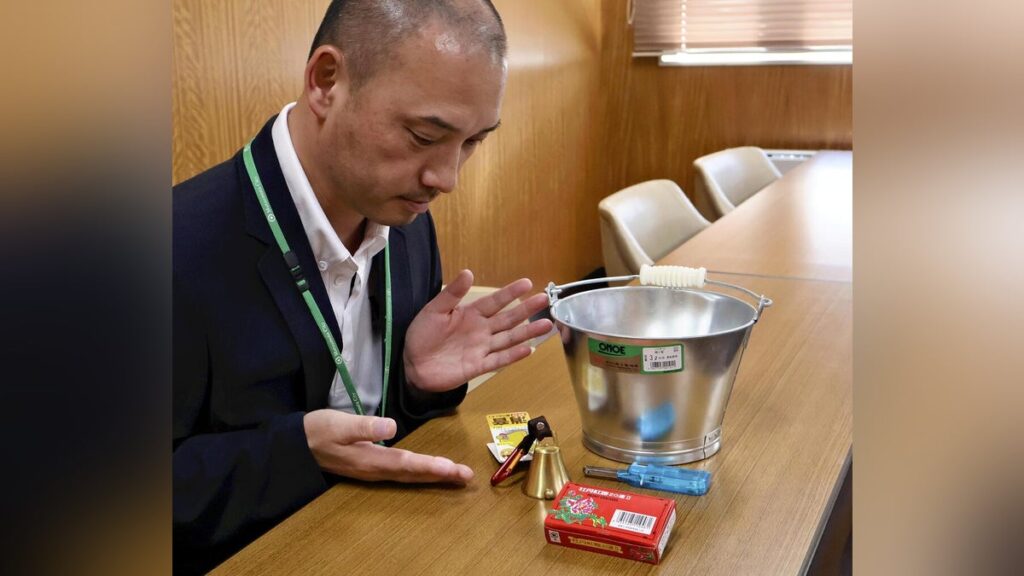 知事選前にクマ対策に追われる選管、用意したのはクマ鈴に爆竹とバケツ「安心して投票に来て」 – 読売新聞 知事選前にクマ対策に追われる選管、用意したのはクマ鈴に爆竹とバケツ「安心して投票に来て」 - 読売新聞