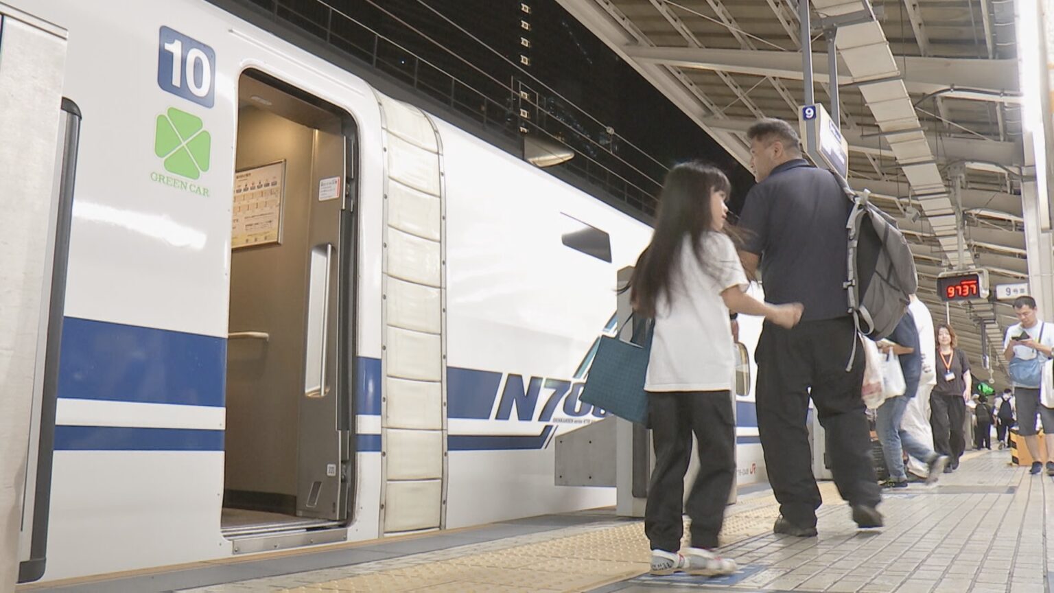 初めての“夜行”新幹線「ルミエールエクスプレス」　東京駅を夜に出発し翌朝に新大阪駅へ　ホテル代高騰のなかレジャー需要など狙う（TBS NEWS DIG Powered by JNN）