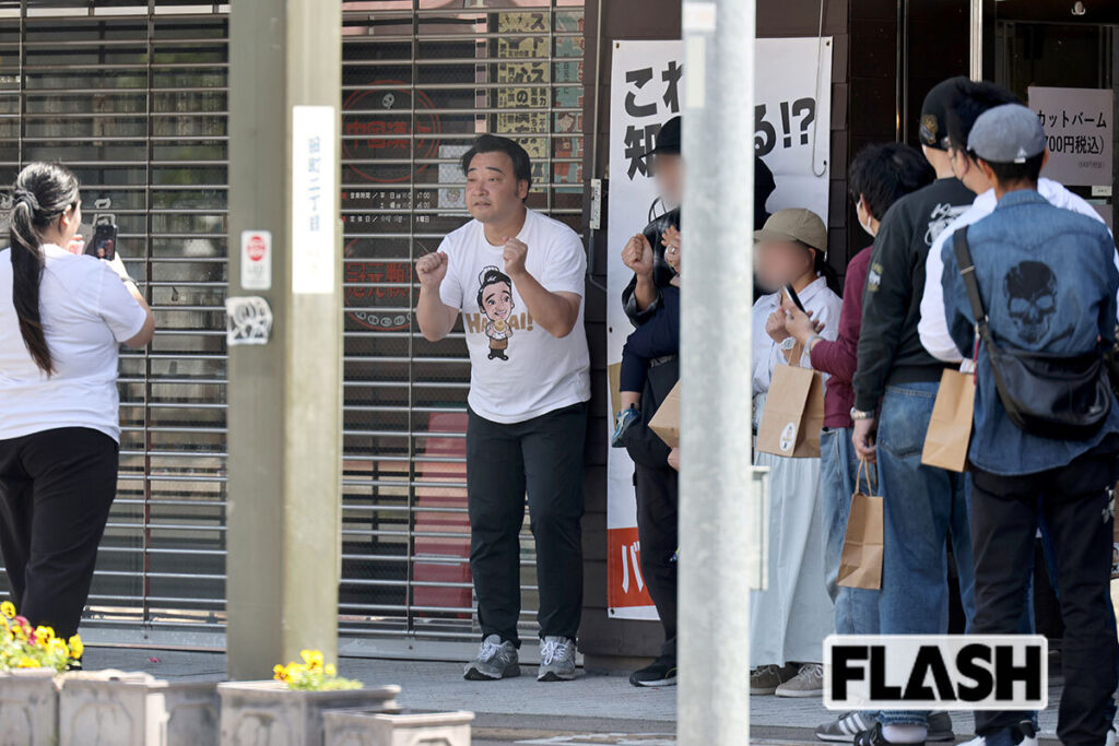 斉藤慎二被告、懲役7年求刑の翌週に“バームクーヘン手渡し販売”…TikTokライブでは“虚ろな表情”で配信も（SmartFLASH） - Yahoo!ニュース