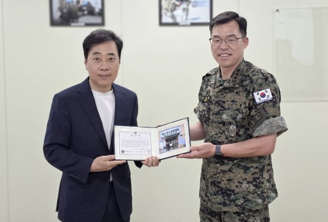 柳南奎（ユ·ナムギュ）大韓卓球協会実務副会長（左）と黄帝鳳（ファン·ジェボン）大佐が11日、仁川桂陽区（インチョン·ケヤング）の東明（トンミョン）部隊で寄付式の記念写真を撮った。 /写真=大韓卓球協会提供