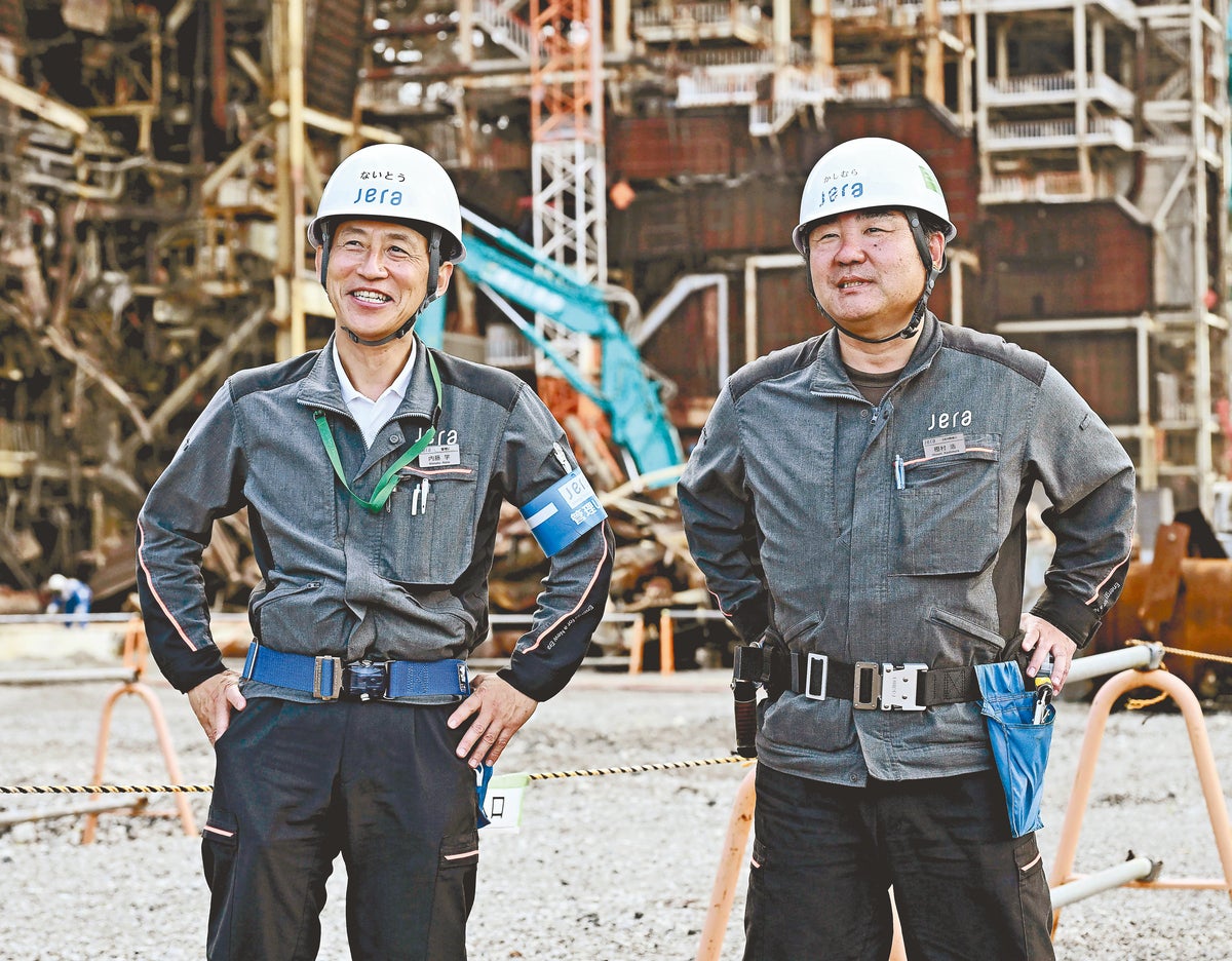 樫村さん（右）と共に鹿島火力発電所の最後を見届ける同僚の内藤学さん。「３本の煙突を見ると地元に帰ってきたと感じます。いずれ見られなくなると思うとさみしいですね」と話した