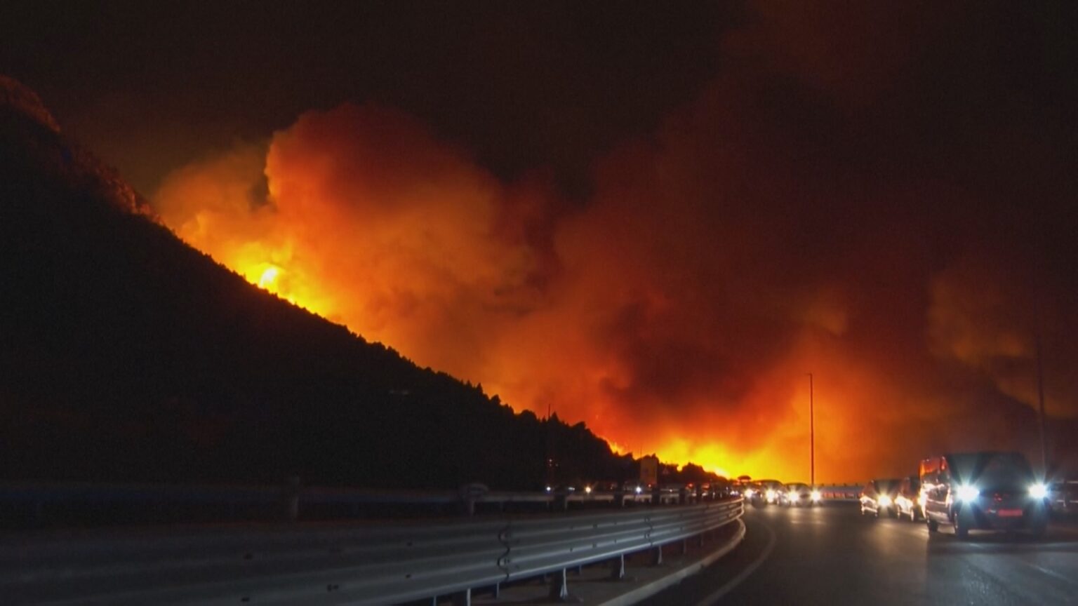 再び熱波のヨーロッパ クロアチアで山火事42人負傷 焼け跡から1人の遺体 一時2000人以上が避難(TBS NEWS DIG Powered by JNN) 再び熱波のヨーロッパ クロアチアで山火事42人負傷 焼け跡から1人の遺体 一時2000人以上が避難(TBS NEWS DIG Powered by JNN)