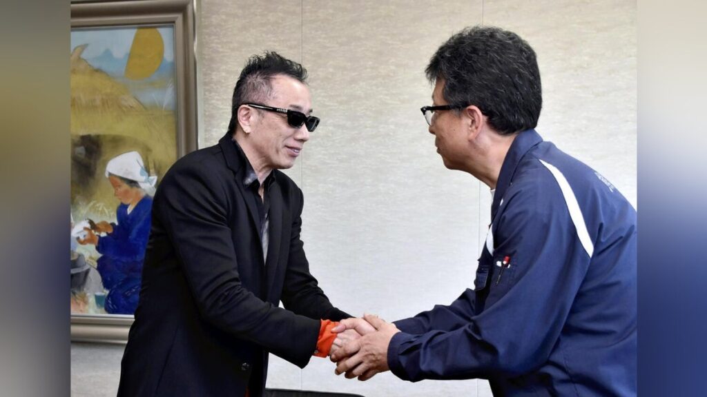 熊本城ホールで「みんな無事でいたかー」と呼びかけた長渕剛さん、熊本市に1000万円寄付 – 読売新聞 熊本城ホールで「みんな無事でいたかー」と呼びかけた長渕剛さん、熊本市に1000万円寄付 - 読売新聞