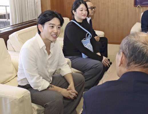 古里の思い出やフェスへの意気込みを語るＯＤＡＫＥｉさん（左、鳥取県南部町で）