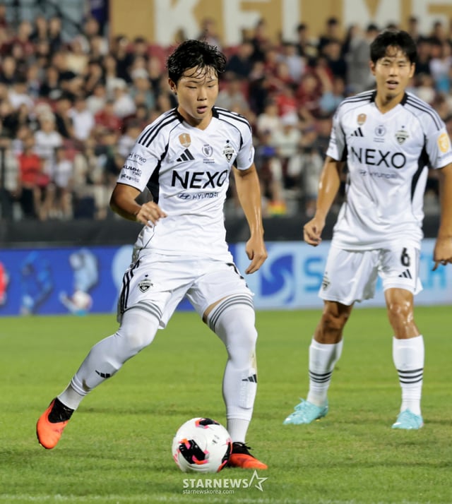 全北のキム·イェゴンが16日、富川総合運動場で開かれるハナ銀行Kリーグ2026富川FC1995と全北現代の試合全般のドリブルを試みている。   2026.08.16./写真=カン·ヨンジョ cameratalks@