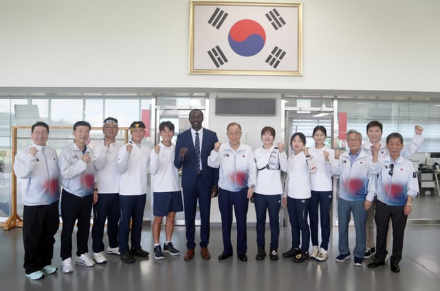 李相賢（イ·サンヒョン）選手団長（左から1番目）、金澤秀（キム·テクス）選手村長（左から2番目）、ハンフリー·カヤンゲIOC委員（左から6番目）、潘基文（パン·ギムン）名誉顧問（左から7番目）、柳承敏、大韓体育会長（左から12番目）。 /写真=大韓体育会提供 