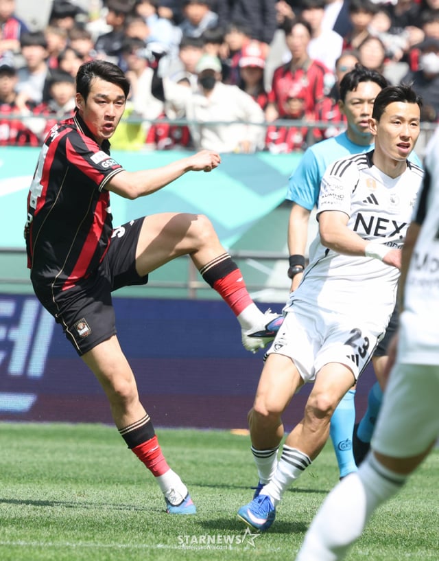 ハナ銀行Kリーグ12026FCソウル対全北現代（チョンブク·ヒョンデ）の試合が11日、ソウルW杯競技場で行われた。  FCソウルのソン·ミンギュが中距離シュートを放っている。 /写真=キム·ジンギョン kim.jinkyung@