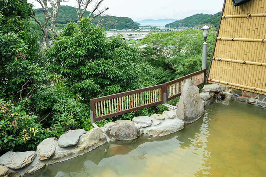 岩山の山頂にある貸切の展望露天風呂、遠くには不知火海が見える