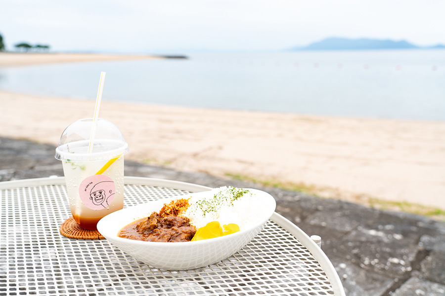 不知火牛のすじ肉がゴロゴロ入った牛すじ煮込みカレー000円は肉もやわらかくスパイシー。芦北名産の甘夏をメインにシナモンやカルダモンをブレンドしたオリジナルクラフトコーラ000円もおすすめ