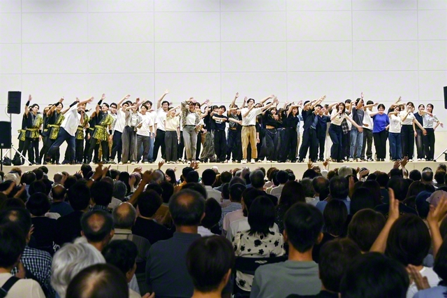 「富山ユースアクションフェス」の掉尾を飾った合唱。出演者一人一人の夏の努力と挑戦が、そのまま歌声となって響き渡る。躍動する青年たちの多彩なハーモニーに、惜しみない拍手が送られた（富山産業展示館で）