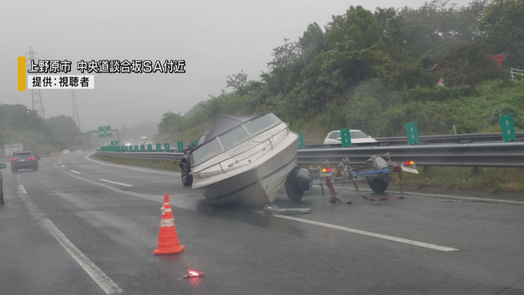 【画像あり】中央道に“まさか”の落とし物 荷台から落ちたボートが車線ふさぐ➡22km渋滞 山梨(2026年8月12日掲載)|YBS NEWS NNN 共有