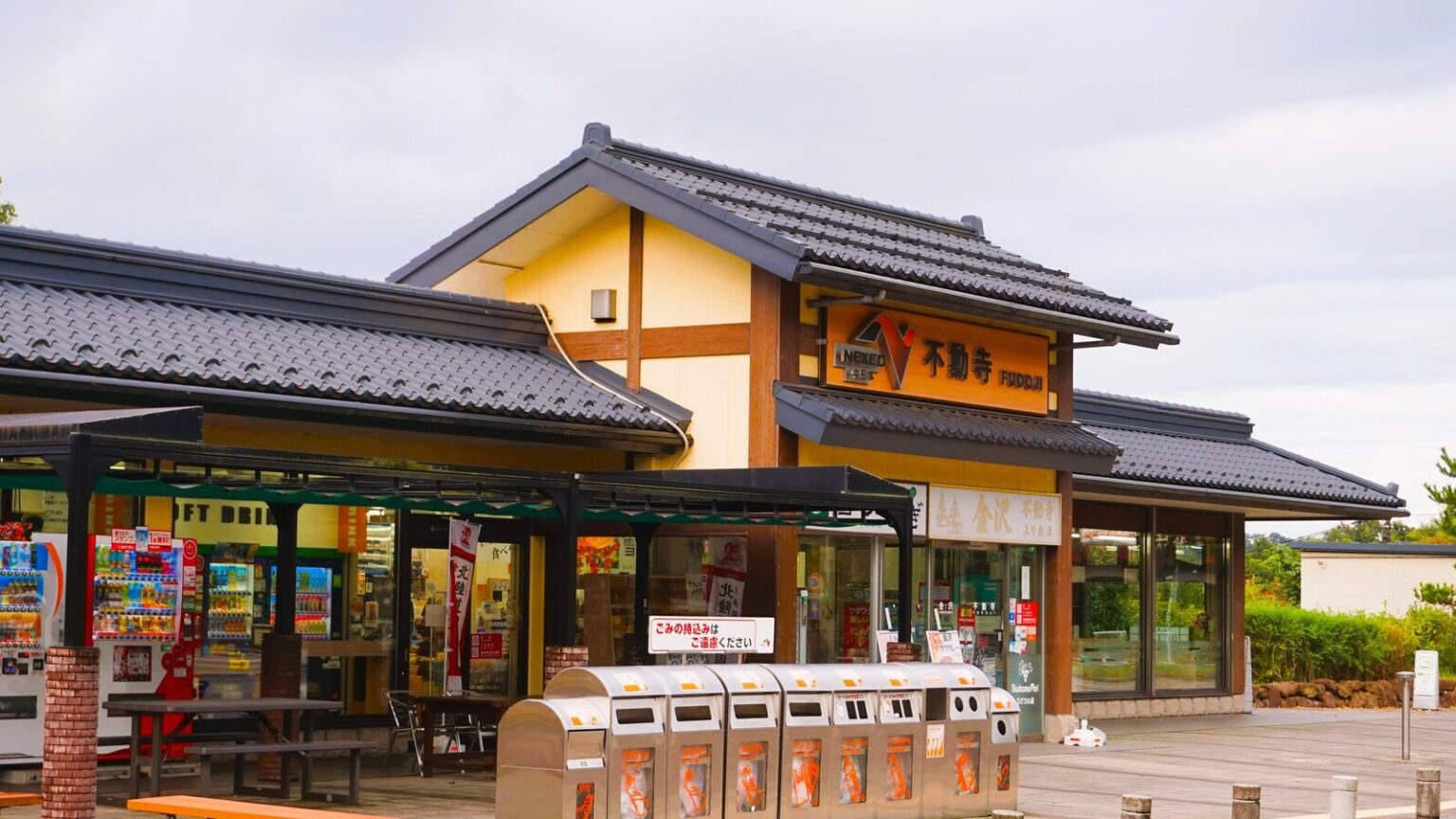 【石川県】まるで“金沢の茶屋街”も！ 尼御前岬の絶景SAから瓦屋根の静かなPAまで。高速道路SA・PA3選 - All About ニュース