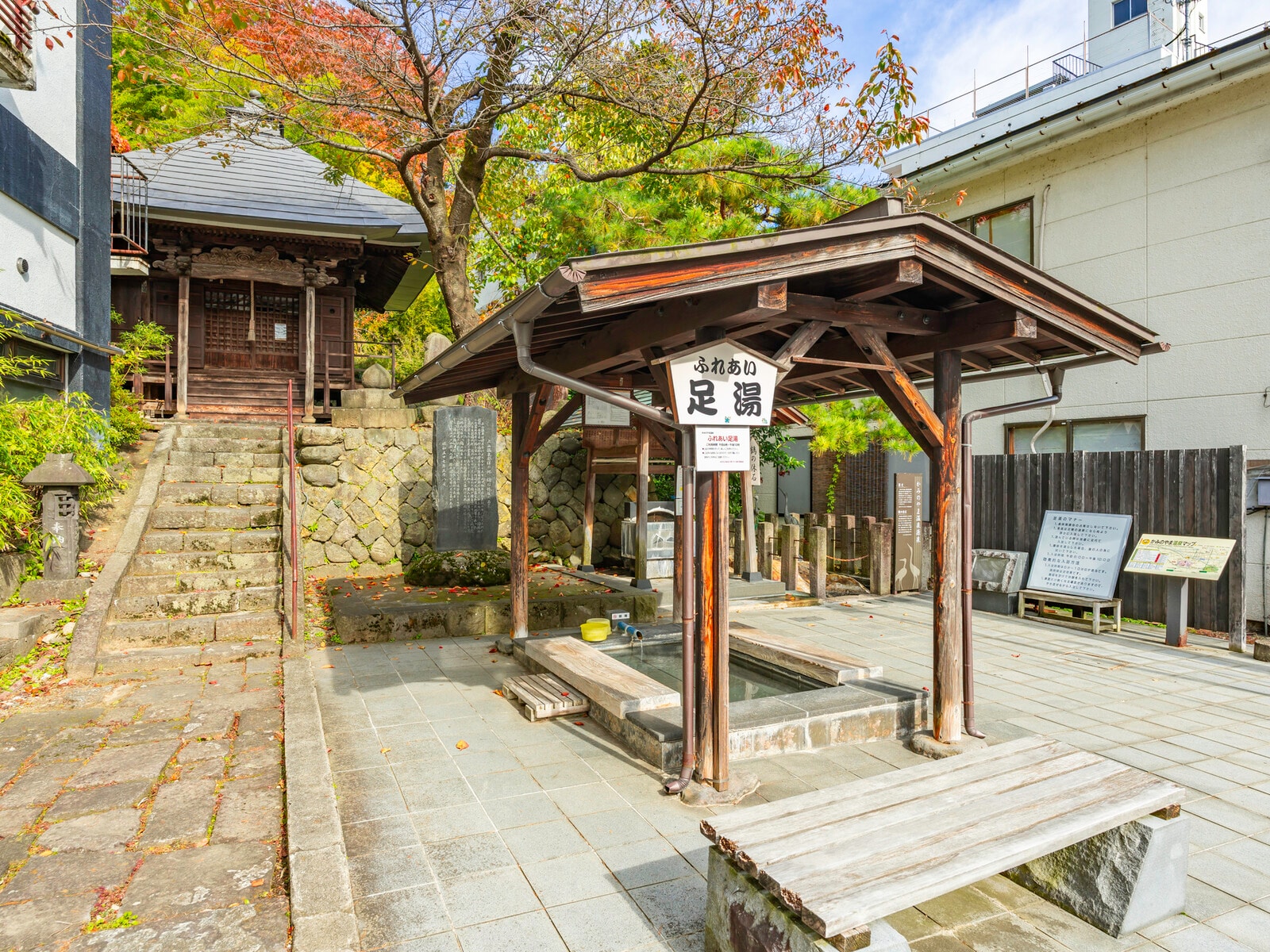 かみのやま温泉駅前の足湯