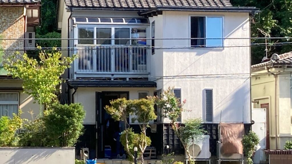【速報】白昼堂々と…住宅に男が押し入る 頭殴られ住人ら複数人けが 福井市月見5丁目 男は逃走中、30代か 身長170センチ台で短髪の黒髪 警察が行方追う (2026年8月7日掲載)|FBC NEWS NNN 共有