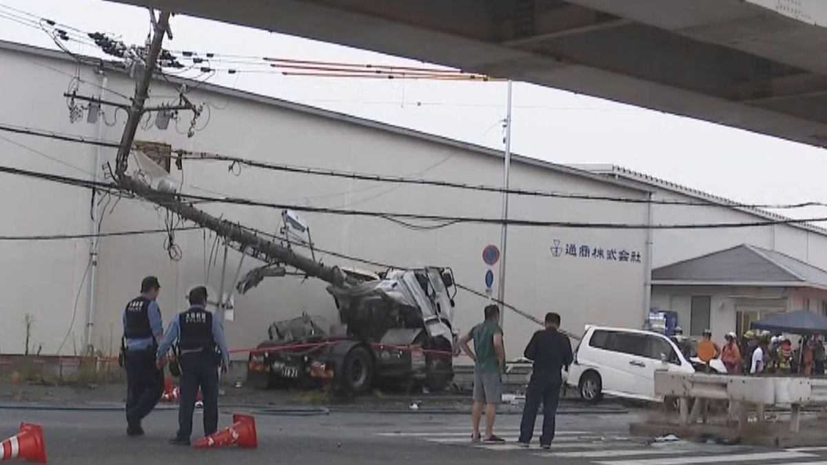 【速報】トラックと車が衝突　電柱に突っ込む　6人を病院へ搬送　5人が重傷　大阪・住之江区