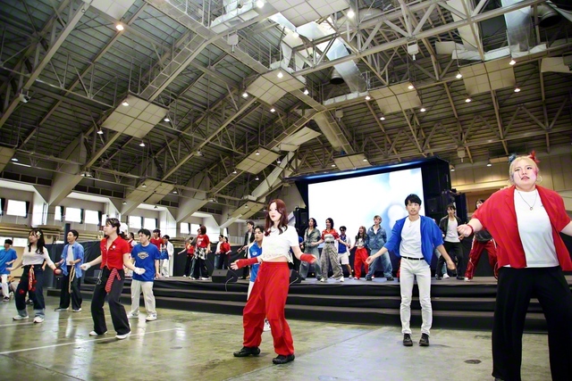 石川の青年が全身で歓喜を表現したダンス演目。石川県産業展示館の会場後方には核廃絶に関する展示やゲームコーナーも設置された