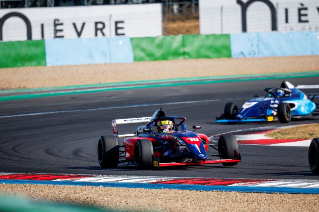 F4フランス – マニクール:ラマエケルとブザールの激闘 | AutoHebdo F4フランス – マニクール:ラマエケルスとブザールの決闘