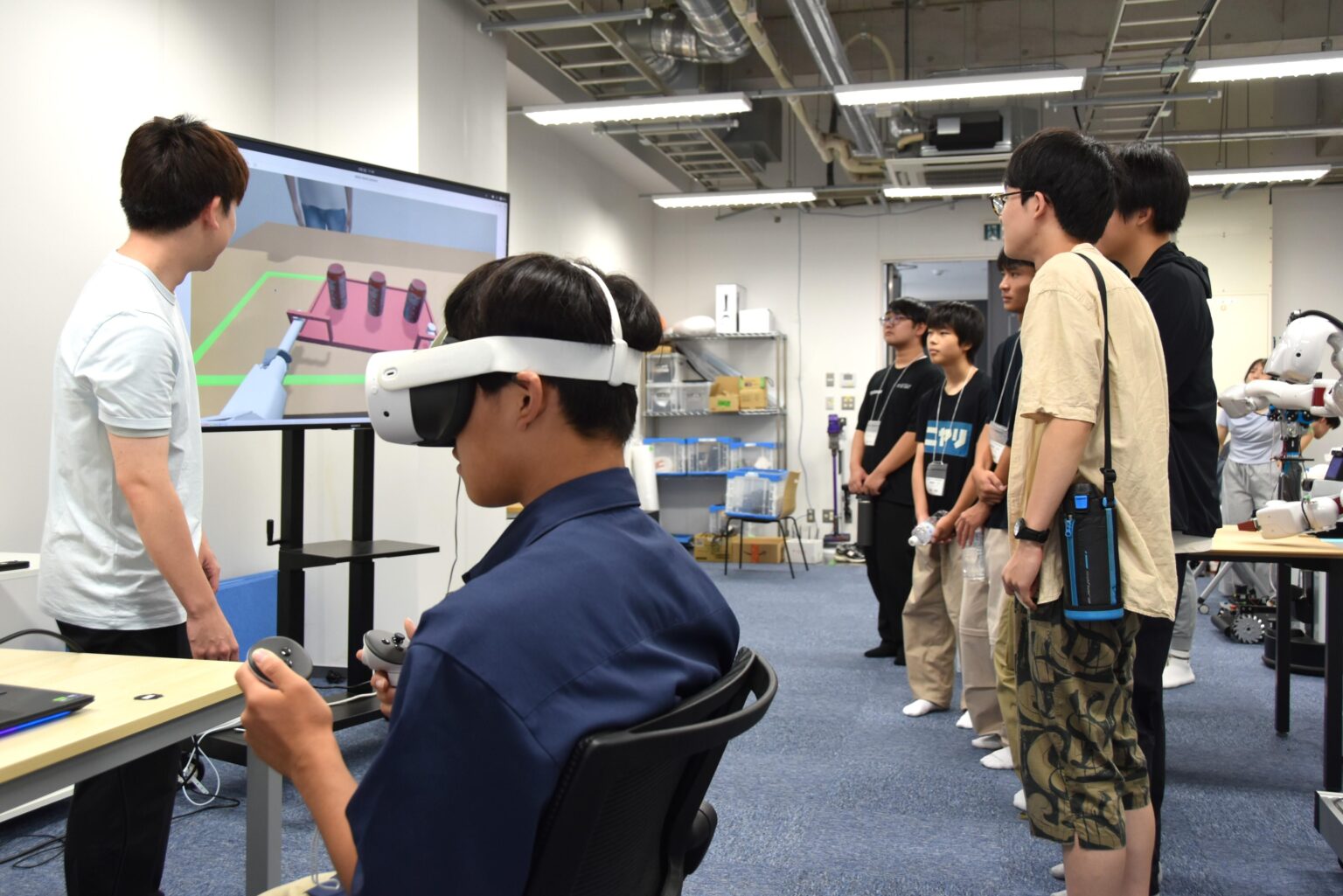 高校生が最先端ロボット研究に触れる愛知県主催の「サイエンス実践塾体験研究室」で大原教授が講義と研究室を公開 | ニュース | 名城大学 VRゴーグルを付けて体験する参加高校生