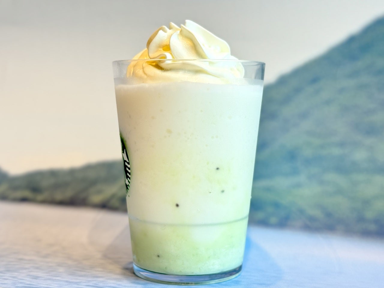 スタバ群馬限定「「群馬 やっぱし榛名山なんさ キウイ ヨーグルト フラペチーノ®」別角度