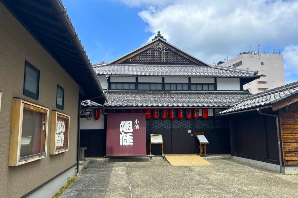 福井・小浜観光!倉庫から奇跡の復活をした芝居小屋&鯖街道の起点へ!若狭小浜お魚センターでBBQ、老舗お酢店ソフトなど歴史&グルメ散歩 | 旅とおでかけ 鉄道チャンネル 福井・小浜観光!倉庫から奇跡の復活をした芝居小屋&鯖街道の起点へ!若狭小浜お魚センターでBBQ、老舗お酢店ソフトなど歴史&グルメ散歩 | 旅とおでかけ 鉄道チャンネル