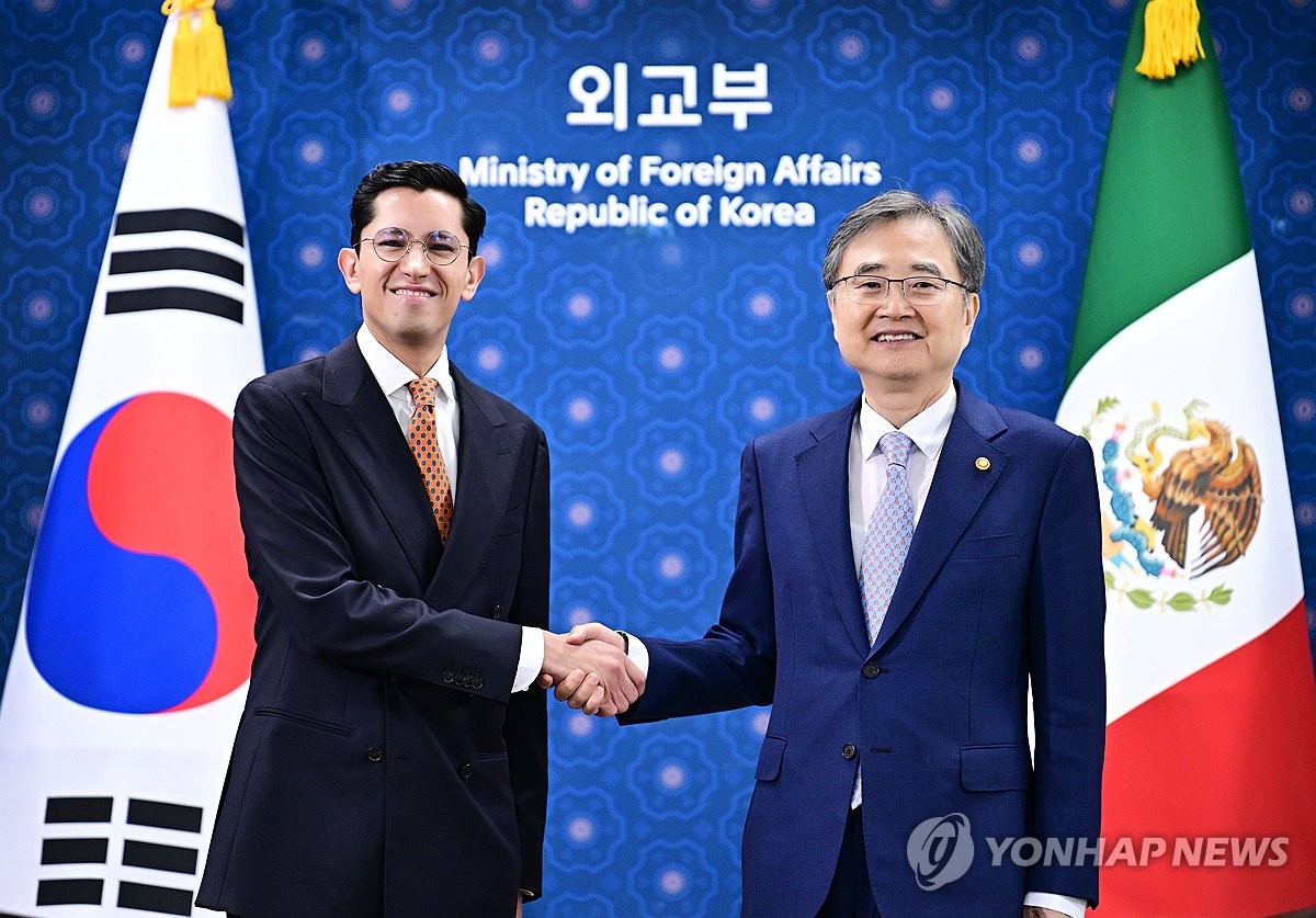 握手を交わす韓国の趙顕外交部長官(右)とメキシコのベラスコ外相(外交部提供)=24日、ソウル(聯合ニュース)≪転載・転用禁止≫