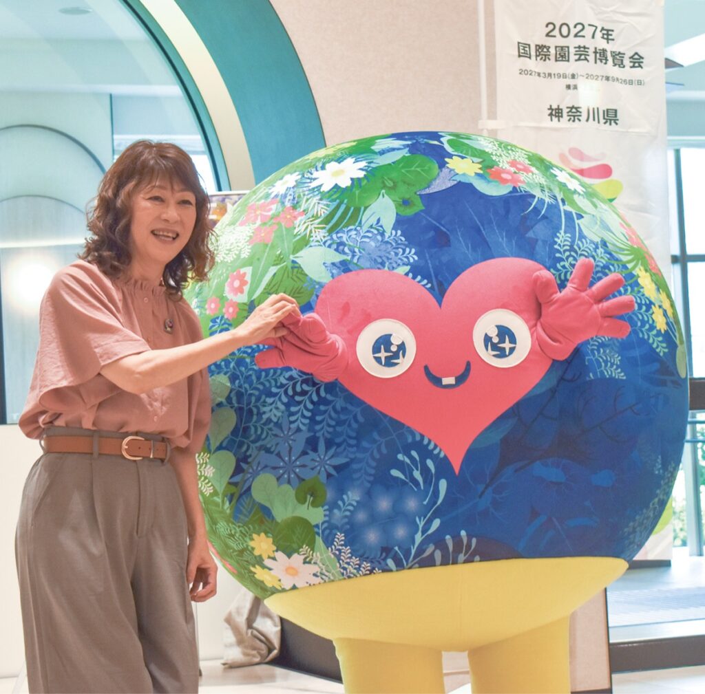 トゥンクトゥンク 手話で表現 県聴覚障害者連盟が発案 | 神奈川区 | タウンニュース トゥンクトゥンクとハート形を作る湊さん(左)