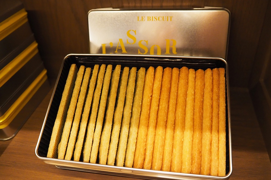 「ル・ビスキュイ・アラン・デュカス」常設店では初登場の抹茶フレーバーのビスケットも。「ピュール・ブール＆ピュール・ブール・マッチャ」（20枚・8640円）