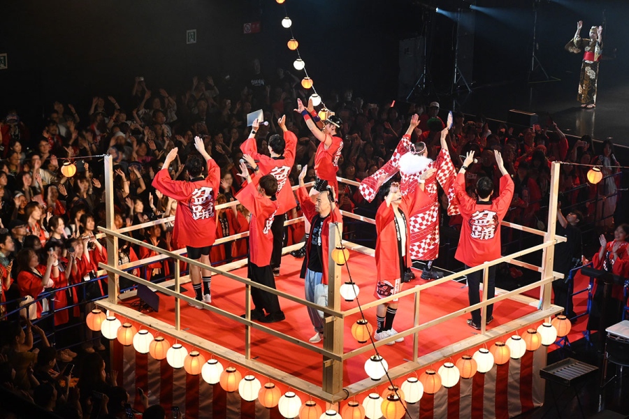 『ぼーんとぅ盆踊り2026夏』にて、盆踊りで盛り上げる神4ら（8月15日・大阪市此花区）
