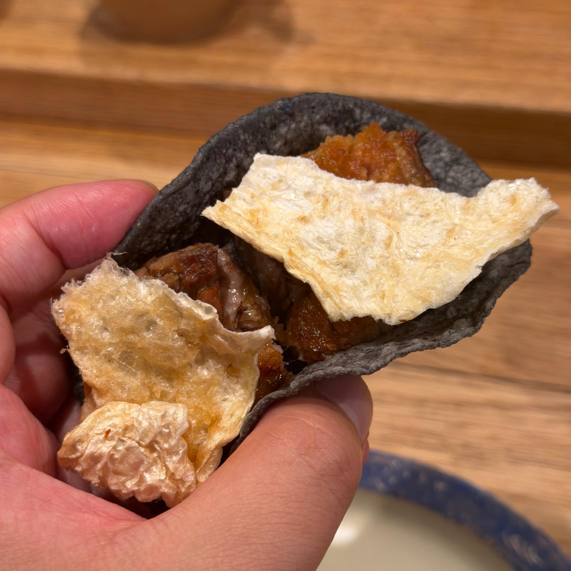 サクサク、ホロホロとした食感のコントラストと肉の深い旨味が、焼き立てトルティーヤと見事にフュージョン！ 