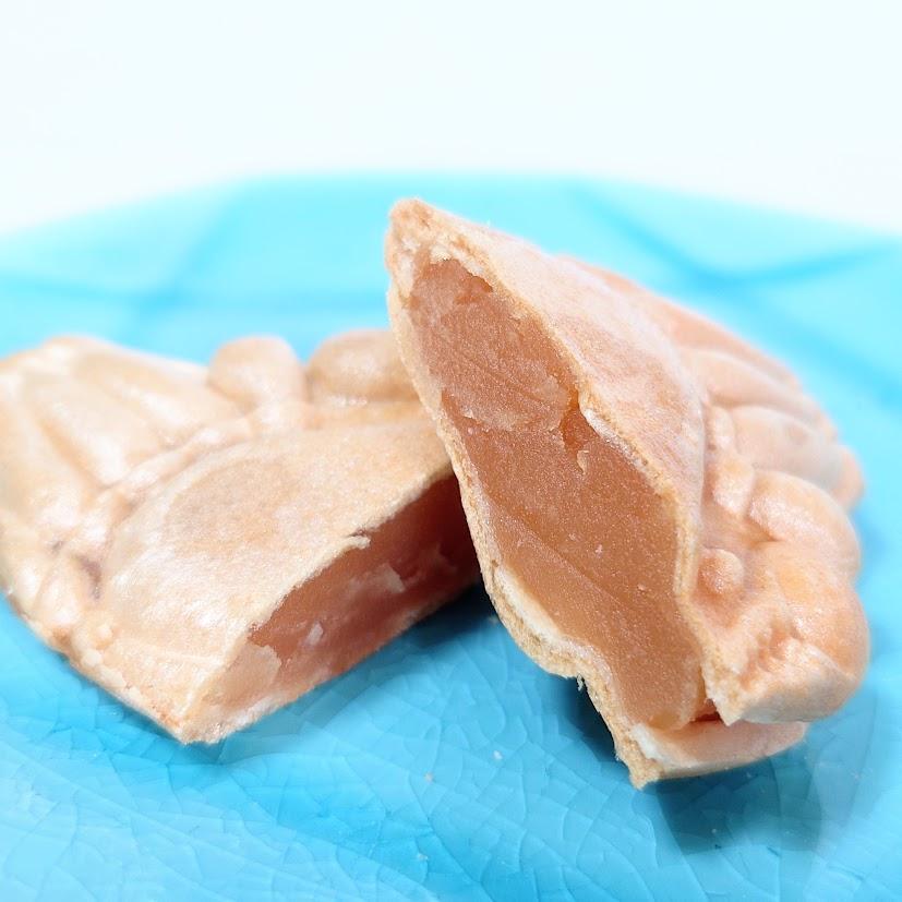 お腹にも脚の先にも、隅から隅まで味噌餡が詰まっています