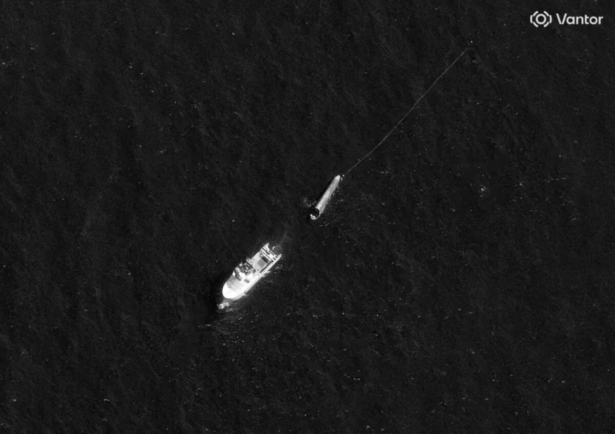 8月3日に撮影された衛星画像。タグボートと「スターシップ」が写っており、スターシップの先端部分には長いロープが取り付けられている/Vantor