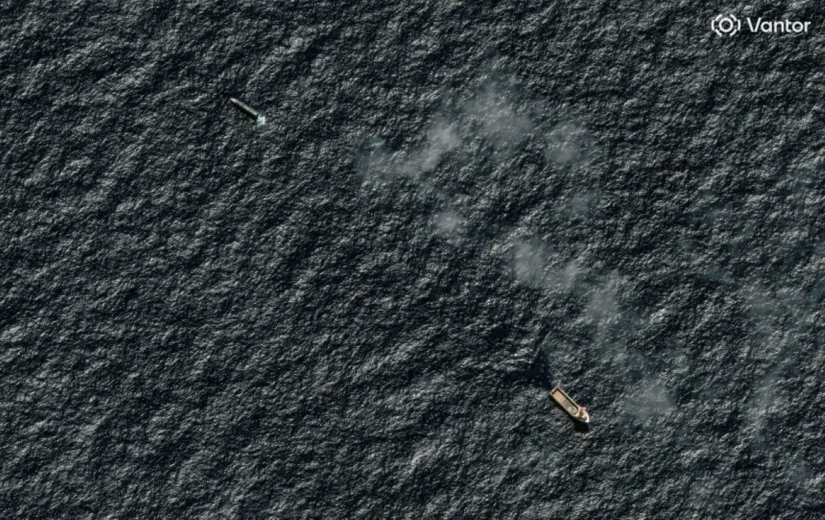 8月2日に撮影された衛星画像。インド洋に着水したスペースXの「スターシップ」の近くに浮かぶタグボートが捉えられている/Vantor