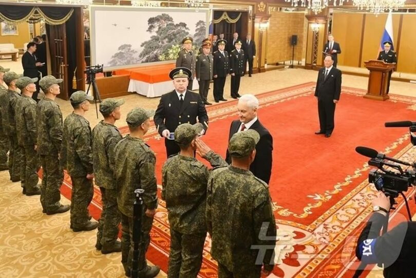 ロシア派兵で功績を挙げ、ロシアから勲章を授与される北朝鮮軍兵士＝労働新聞(c)news1