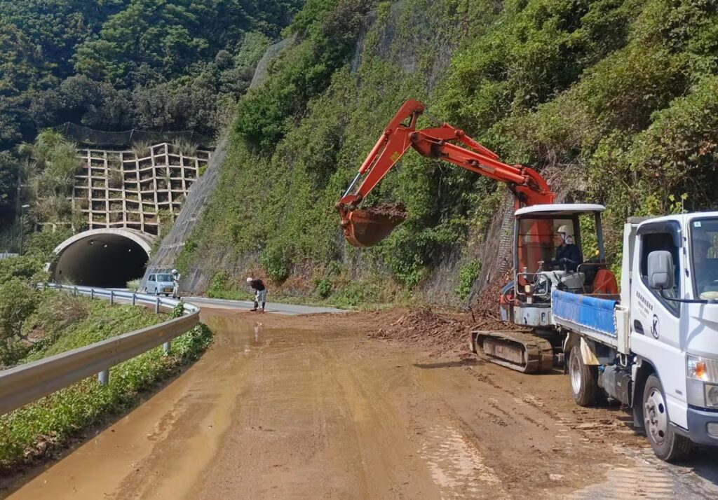 出雲市大社町、日御碕の県道で土砂流出 県道が全面通行止め 30日早朝の大雨のため – 山陰中央新報デジタル 出雲市大社町、日御碕の県道で土砂流出 県道が全面通行止め 30日早朝の大雨のため - 山陰中央新報デジタル