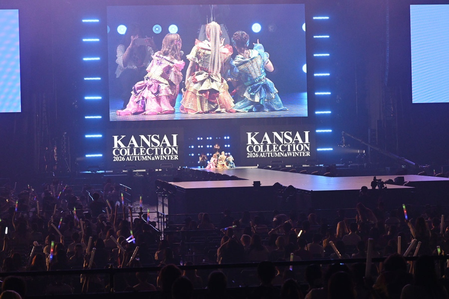 『KANSAI COLLECTION 2026 AUTUMN＆WINTER』で自身の子どもたちをステージに登場させる異例のパフォーマンスを見せたヘラヘラ三銃士（8月13日／大阪市西区）
