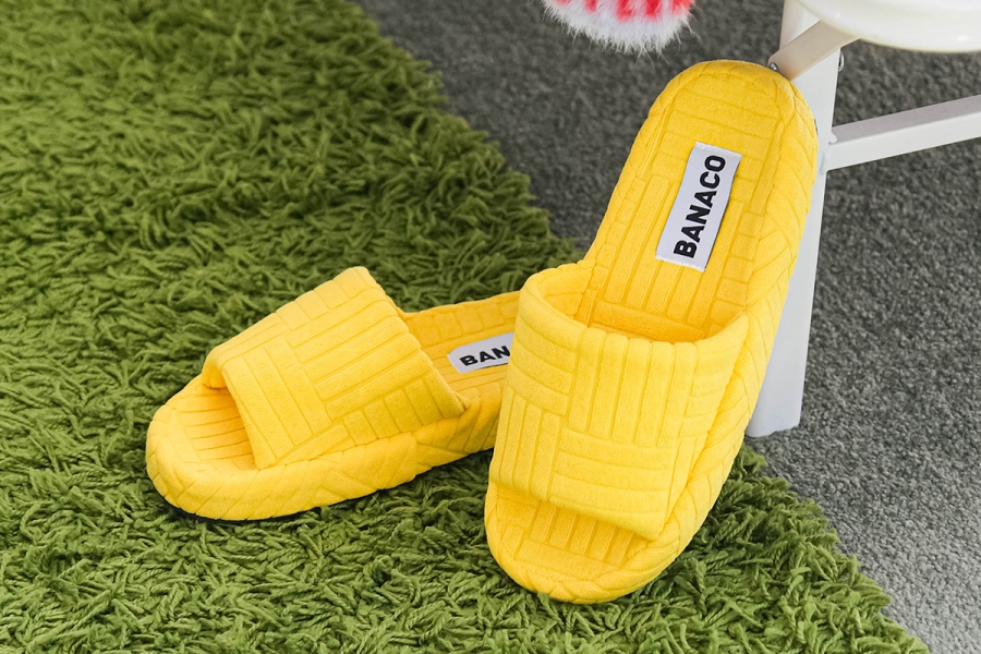 『世界のかわいいもの展』に登場する「BANACO」のルームスリッパ（ 3740円）