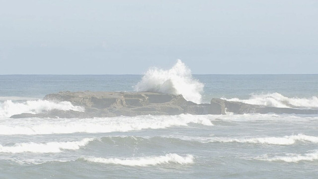 各地で水難事故相次ぐ 千葉・いすみ市の海岸で男性(38)が交際相手と散策中に波にさらわれ死亡 茨城・鉾田市の海岸では女性3人が流され1人が死亡