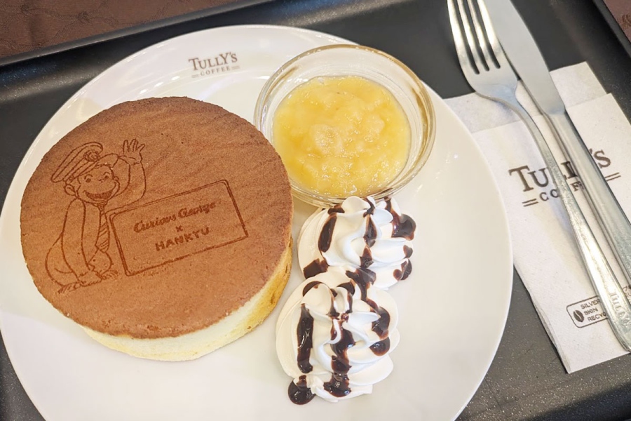 「タリーズコーヒー」で販売される「うきうき窯焼きケーキ～バナナ＆チョコ～」（980円） ©&® UCS LLC and HC LLC ©Hankyu Corp.
