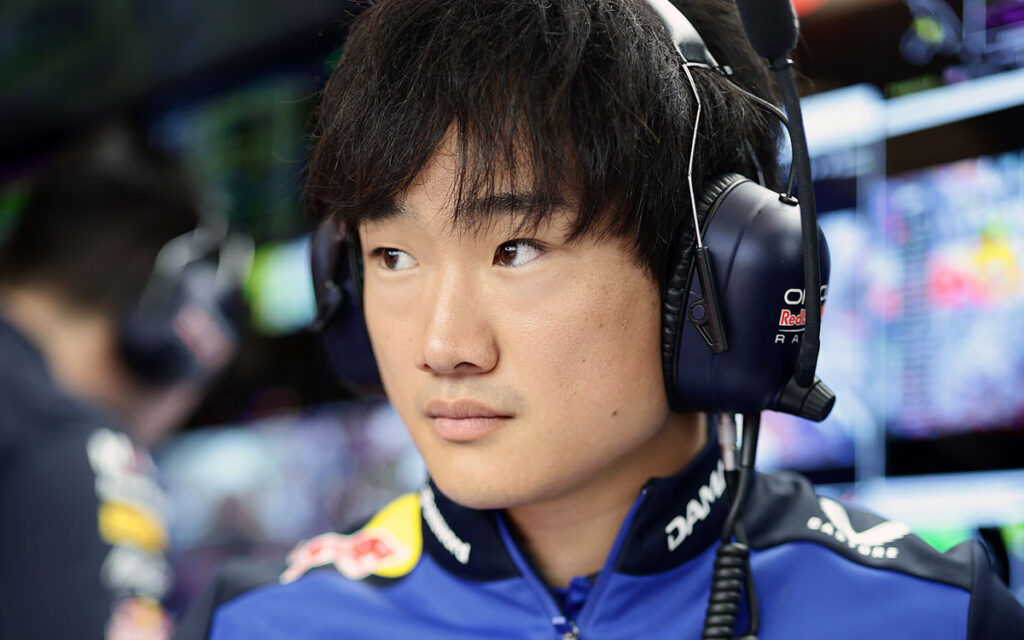 角田裕毅の豪州GT3招聘計画が暗礁か…レッドブル”阻止”の背景 | Formula1-Data / F1情報・ニュース速報解説 レッドブルのガレージでモニターを見つめる角田裕毅(レッドブル)、2026年7月17日(金) F1ベルギーGP FP1(スパ・フランコルシャン)