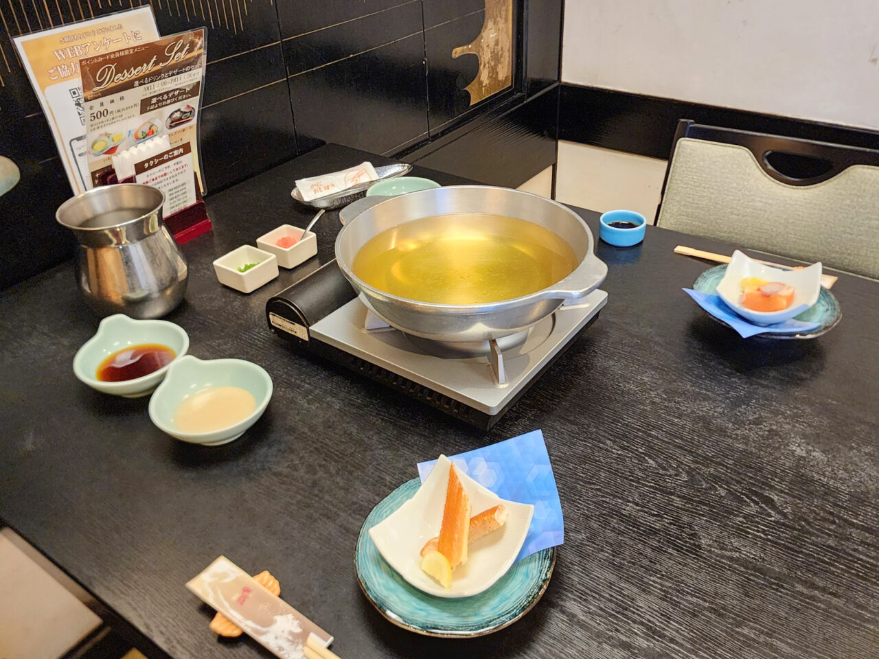「徳島甲羅本店」店内の様子と「かにしゃぶセット」