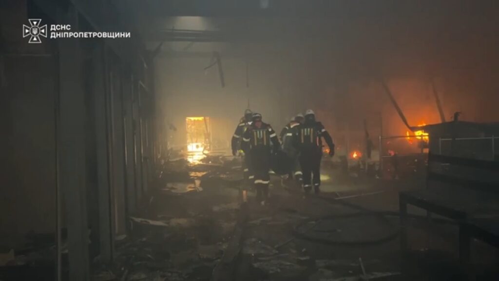 ウクライナ商業施設にロシアの「ダブルタップ」攻撃、15人死亡 - CNN.co.jp